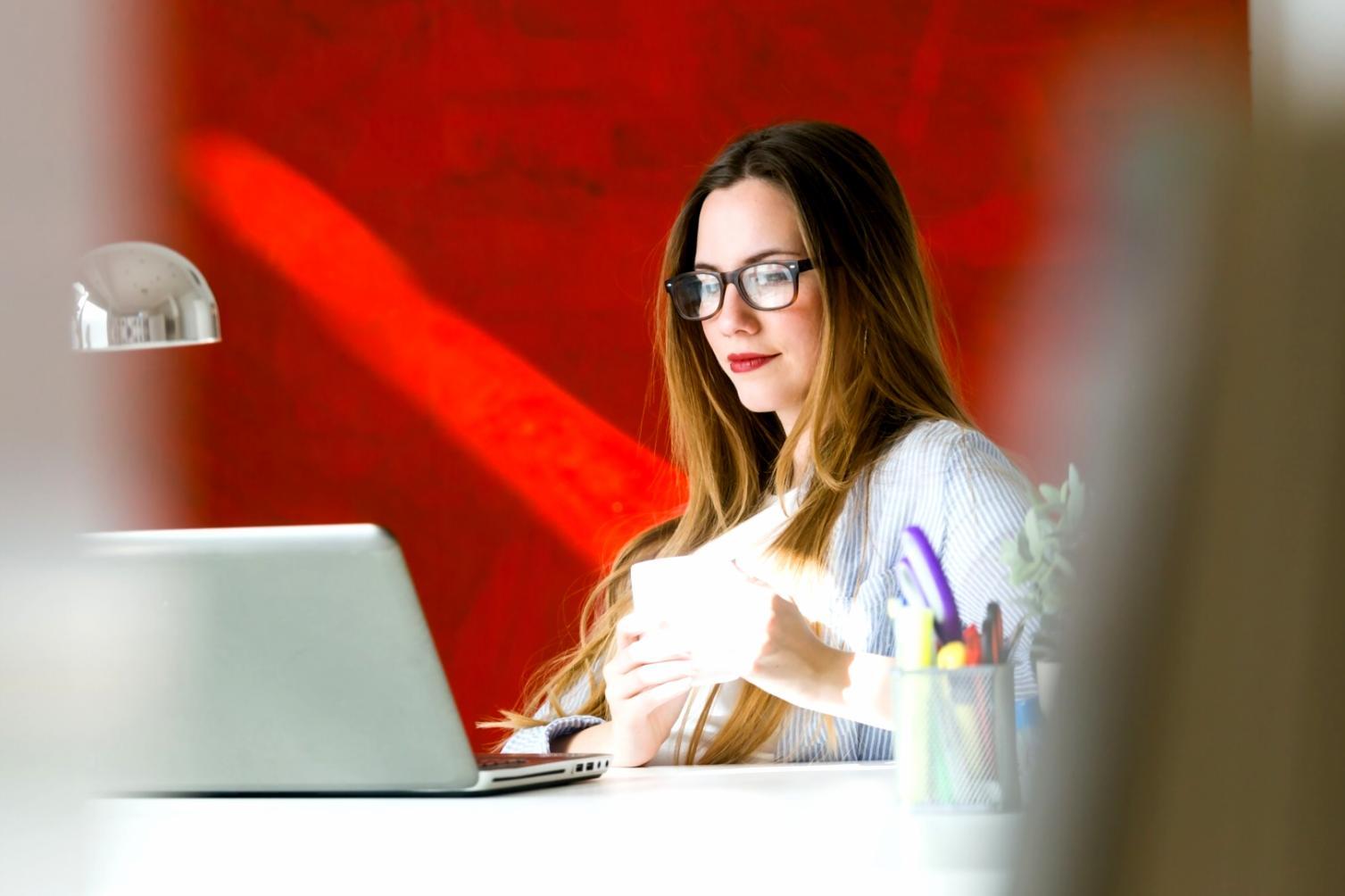 Finanzexperte während einer Webinar-Präsentation
